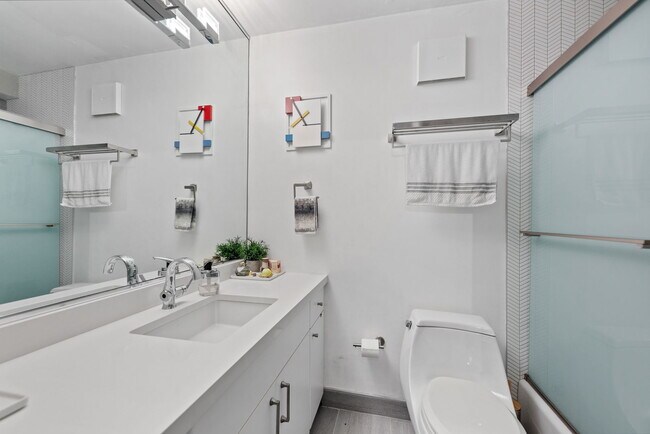 Building Photo - 111 E Chestnut St