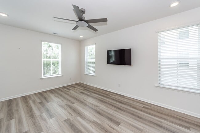 Building Photo - 4 Bedroom, 3.5 Bathroom Townhome in Foxbank Plantation - Moncks Corner