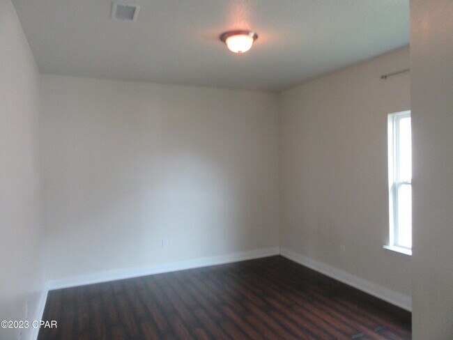 Building Photo - 105 N Shoreview Dr.