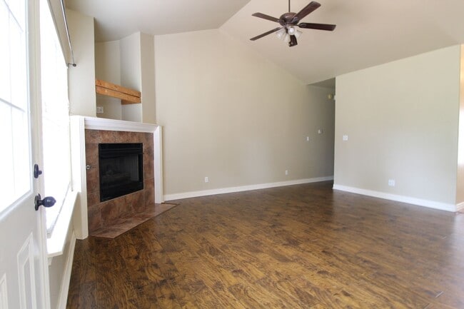 Building Photo - designed for comfort : 3 Bedroom 2 Bath