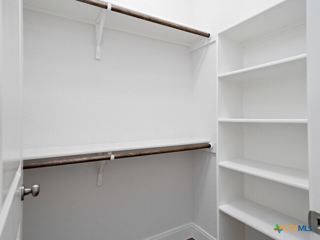 Building Photo - 530 Carriage House