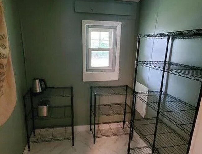 Building Photo - Cute 2 bedroom in South East Springfield