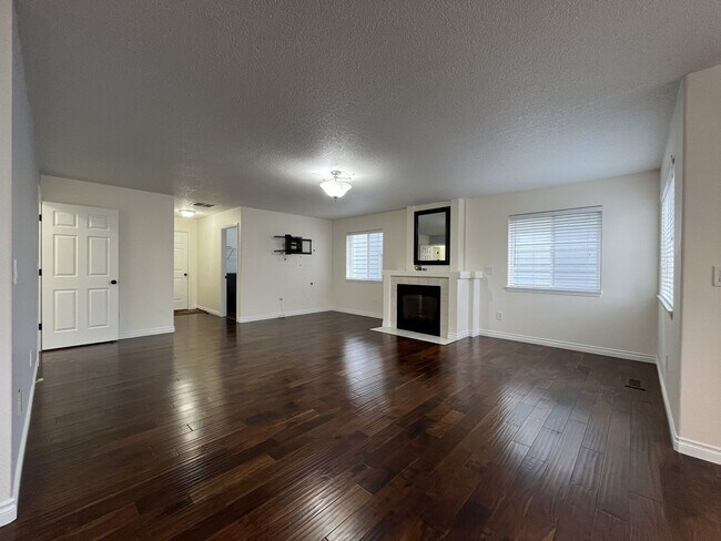 Building Photo - Grand 5 Bedroom Home Featuring 19ft Ceilings, Family Room & Main-Level Suite