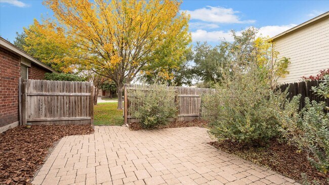 Building Photo - "Charming 3-Bedroom Home with 2 Full Baths in New Braunfels – 1,425 Sq Ft of Comfort on Cherokee ...