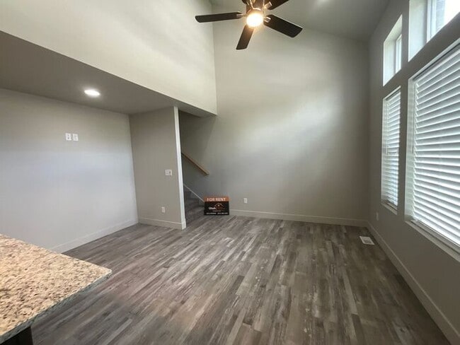 Building Photo - 2 bedroom 2 1/2 bath townhouse