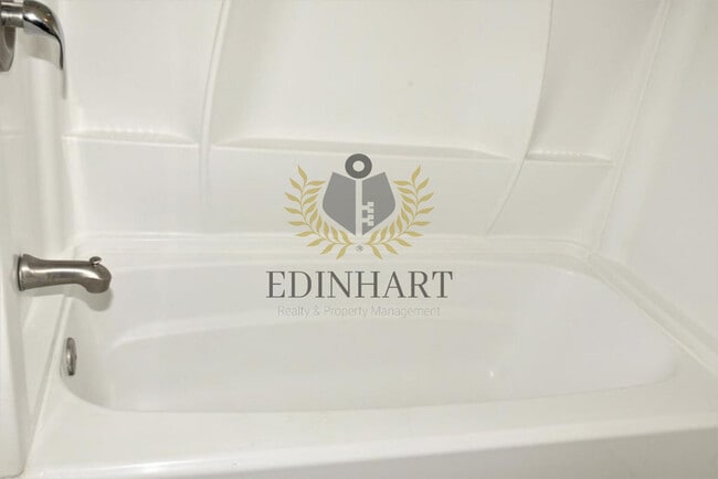 Building Photo - 2303 S Poppy Ave