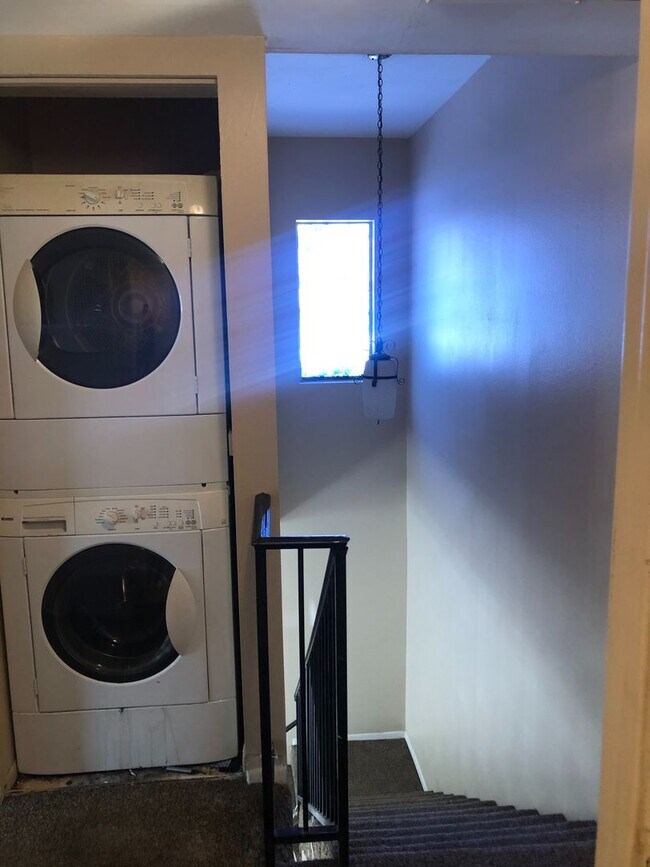 Building Photo - This Townhouse is located minutes from the freeway!