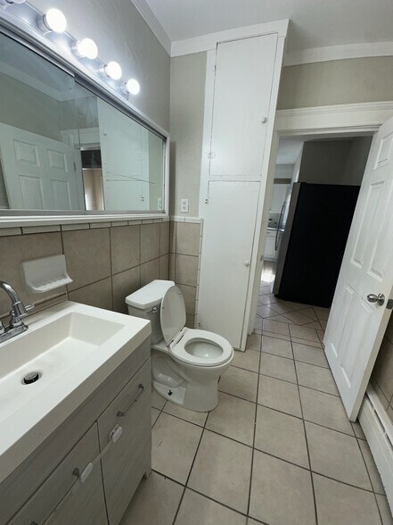 Bathroom - 14 Ferraro St