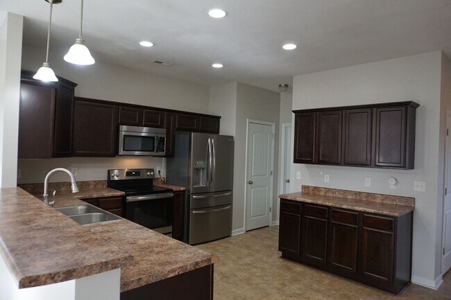 Building Photo - 3 Bedroom 2.5 Bathroom with a Bonus Room located in The Cottages at Petersburg Subdivision, Richl...