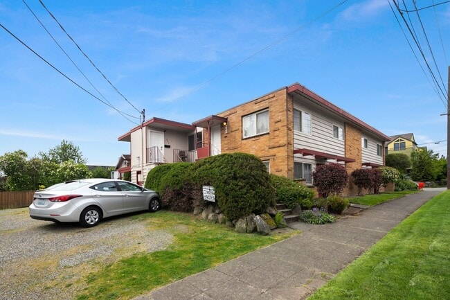 Building Photo - 1 Month Free! Greenlake 2 Bedroom - Top Floor, Washer/Dryer, Private Balcony, Parking Available