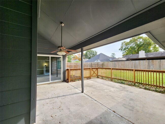 Building Photo - 2118 Creston Dr