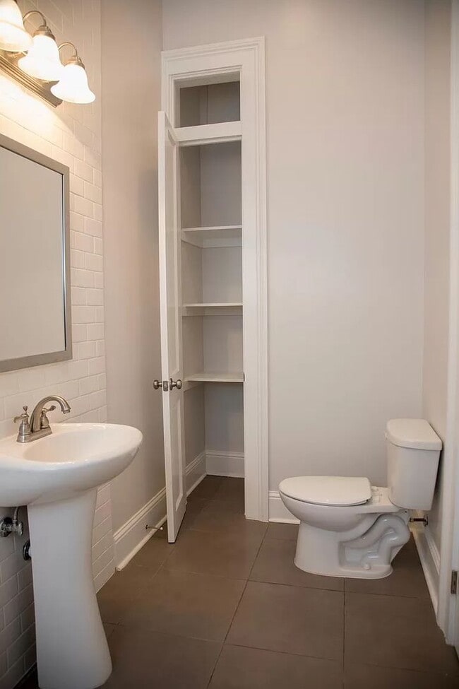 Building Photo - 3200 Banks St