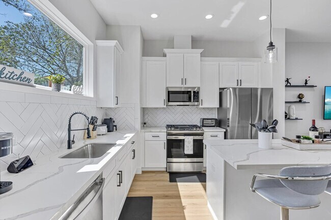 Building Photo - 3020 Live Oak St