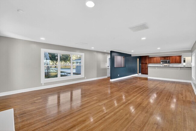 Building Photo - Lakefront 4-Bedroom Home for Rent in Beautiful Umatilla, FL