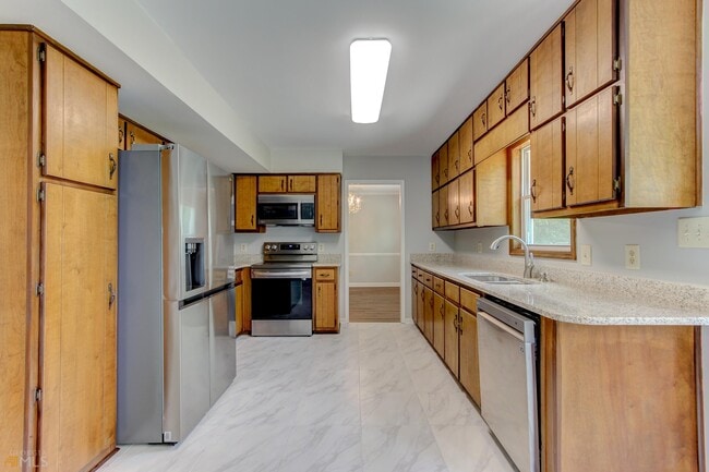 Building Photo - 180 Fairfield Cir