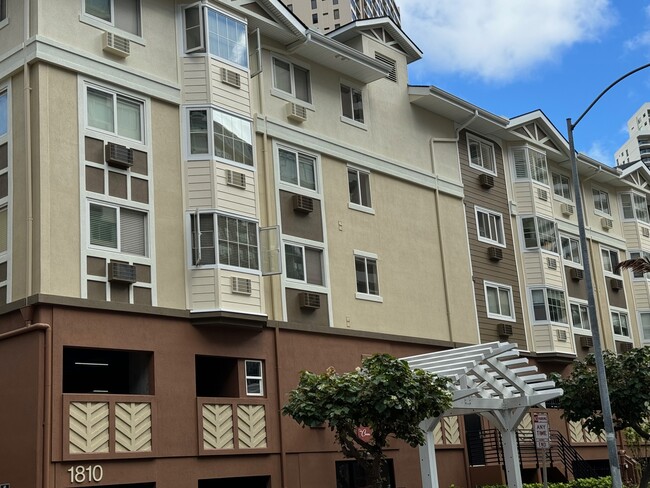 Convenient location near Ala Moana Blvd. - 1800 Kaioo Dr