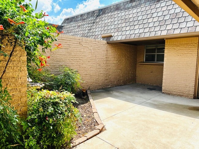 Building Photo - Beautiful 2BD 2BA Town-Home near Nichols Hills in Glen Brook!!!