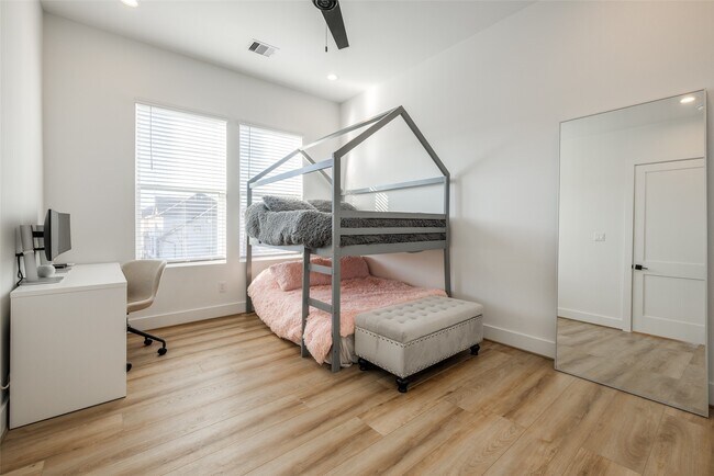 Building Photo - 412 N Nagle St