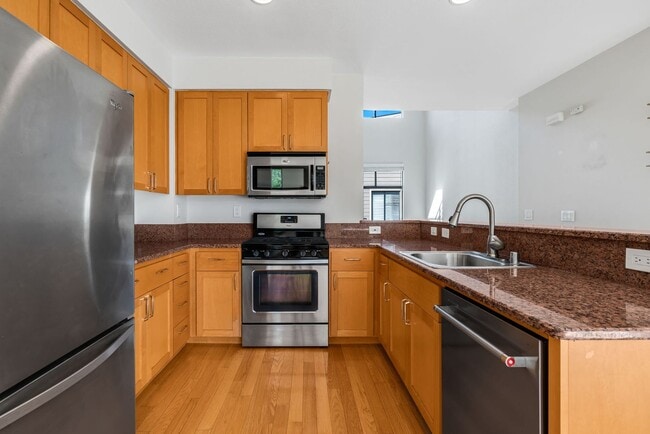 Building Photo - Modern 2BD/2BA Townhome w/ Private Yard, G...