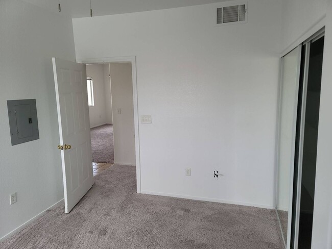 Building Photo - CENTRALLY LOCATED CONDO!