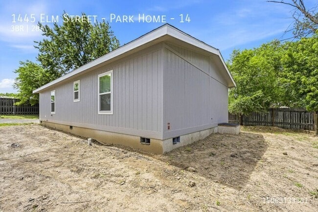 Building Photo - 1445 Elm St