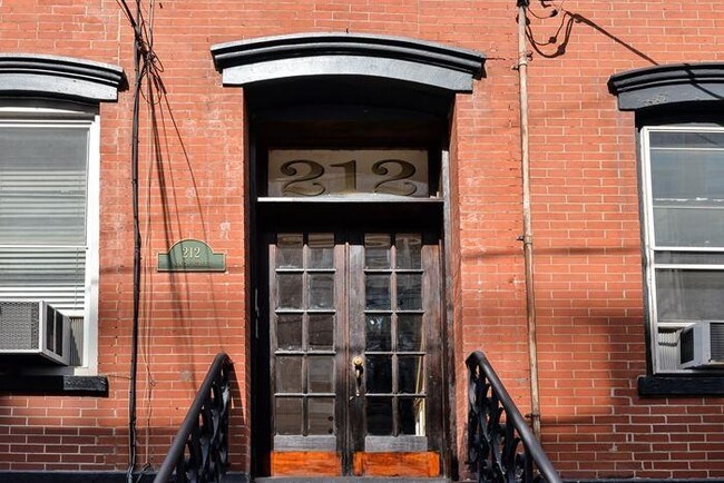 Building Photo - 212 9th St