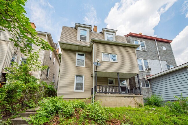 Building Photo - 133 Glenmore Ave