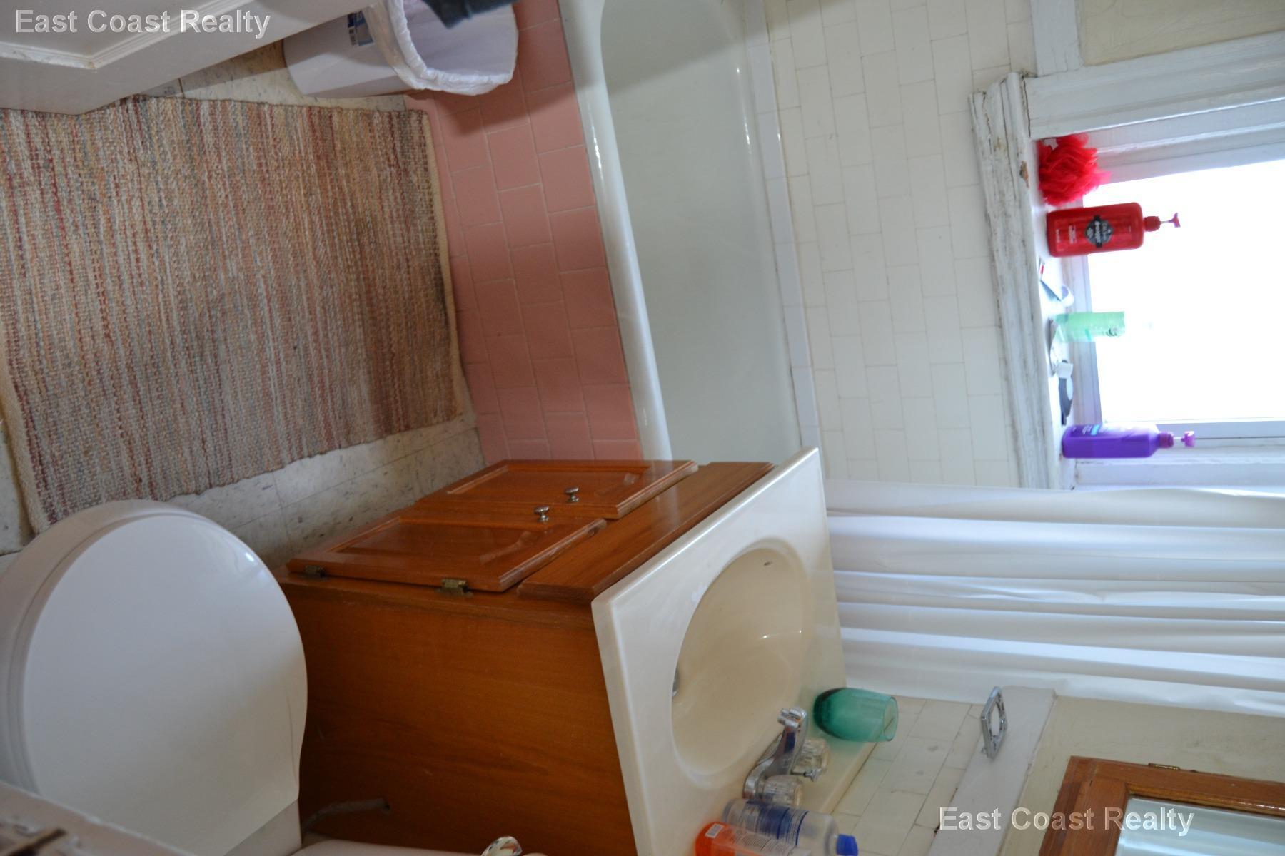 Building Photo - 220 Kelton St