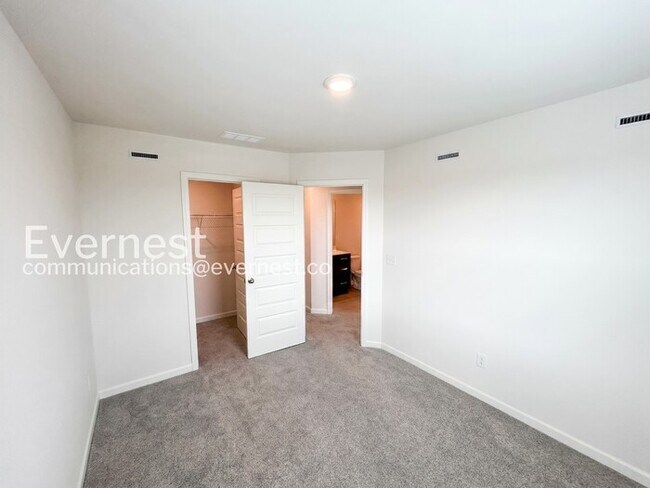 Building Photo - 3 Bed/2.5 Bath Townhome with Garage / Pet-Friendly / Available Now!