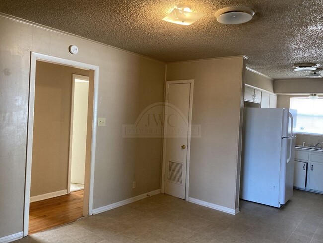 Building Photo - 1315 Jefferies, Killeen