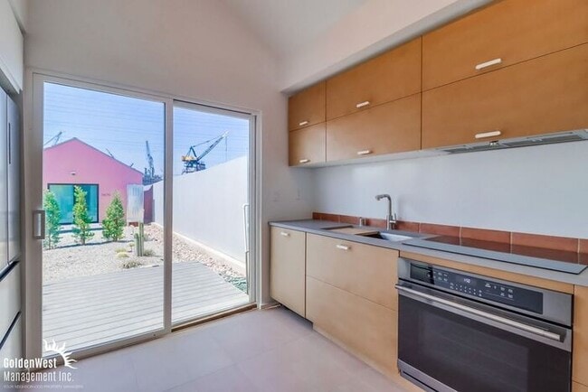 Building Photo - Modern 1Bdm 1Ba Apartment in a Prime Locat...