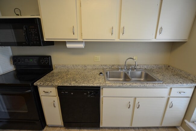 Building Photo - Gated Community!  2 bedroom, 2 bath Condo is excellent location off Jefferson Hwy