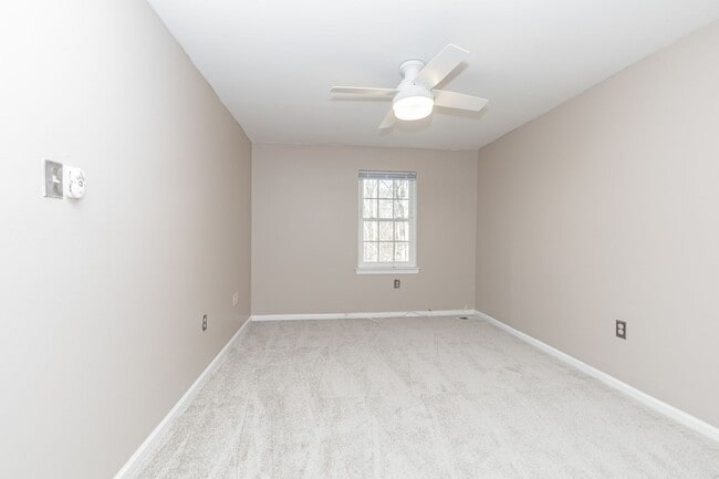 Building Photo - Well maintained 3-level 3Bd/2 full & 2 half bath TH in the sought-after Burke Centre!