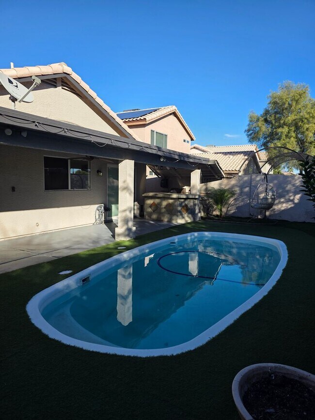 Building Photo - Beautiful 3BR 2BA Home w/ Private Pool • Pool + Covered Patio • Attached Garage in Phoenix
