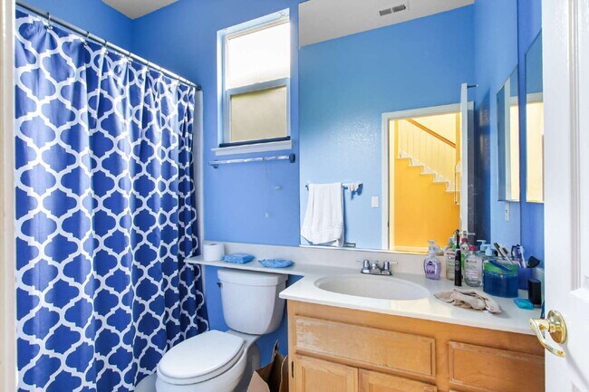 Building Photo - Short term room for rent