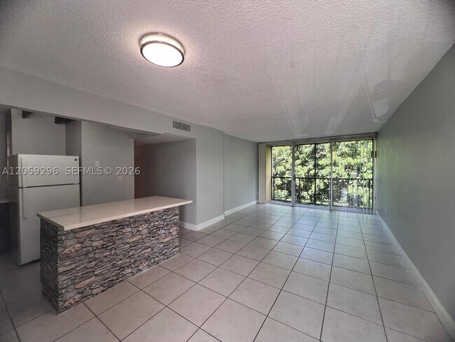 Building Photo - 8870 Fontainebleau Blvd
