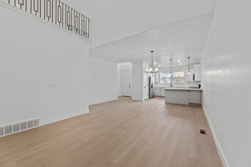 Building Photo - 1475 W Skyline Dr