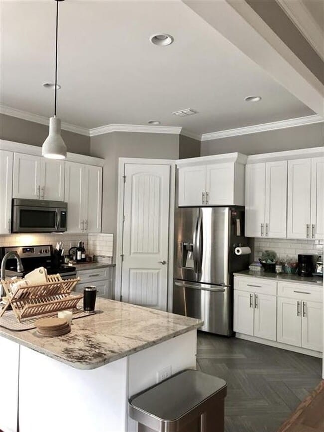 Building Photo - Extremely well maintained 3-bedroom, 2.5-bath home located in the highly desirable Woodlands comm...