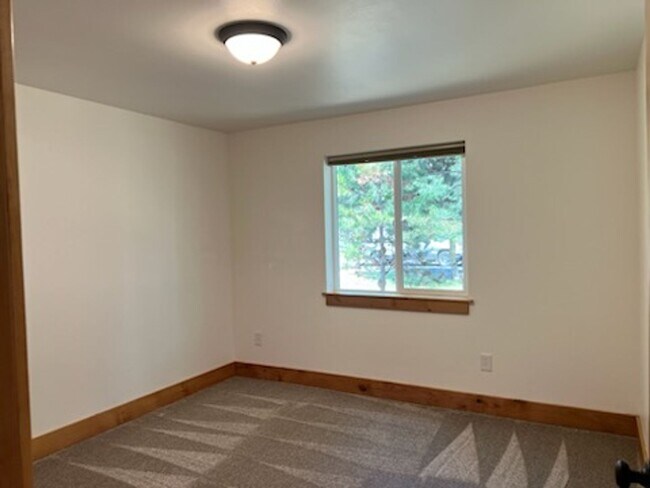 Building Photo - 17447 Auklet Dr