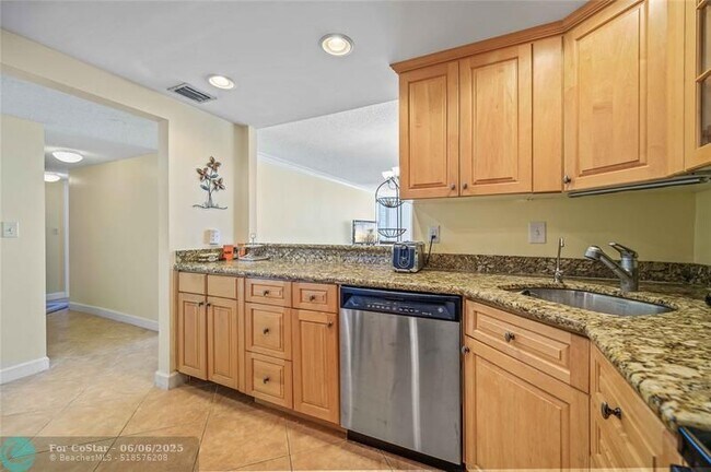 Building Photo - 3015 N Ocean Blvd