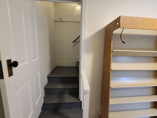 Building Photo - 510 W 5th St