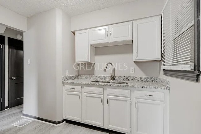Building Photo - 1956 Glenridge Dr
