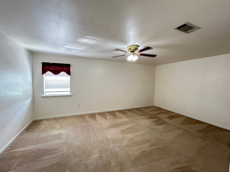 Building Photo - 211 Greenbriar Dr