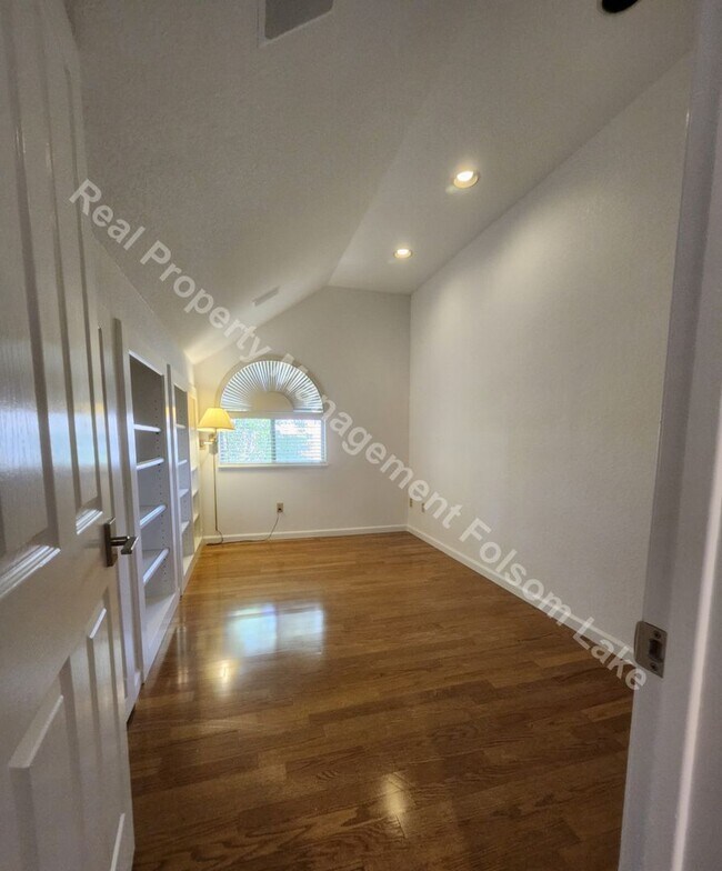 Building Photo - Beautiful 4bd 3ba home in Los Cerros Neigh...