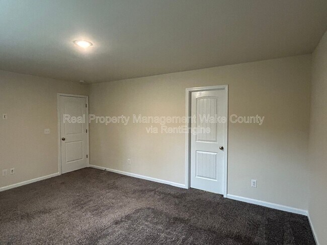 Building Photo - 238 Lynn Dr