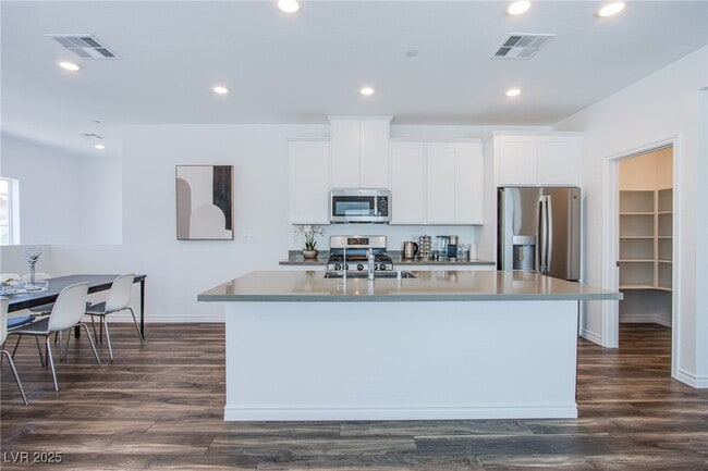 Building Photo - 226 Callen Falls Ave
