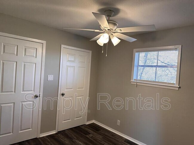 Building Photo - 403 Main St