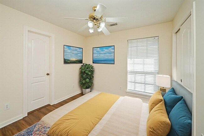 Building Photo - 1547 Lakeside Enclave Dr