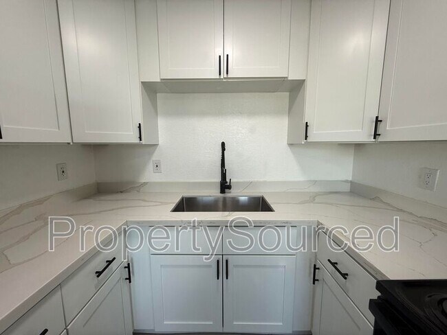 Building Photo - 911 E H St