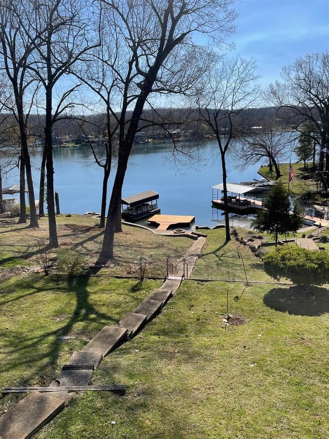 Building Photo - 129 W Lakeshore Dr